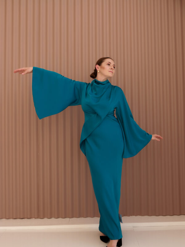 Niebieska satynowa sukienka