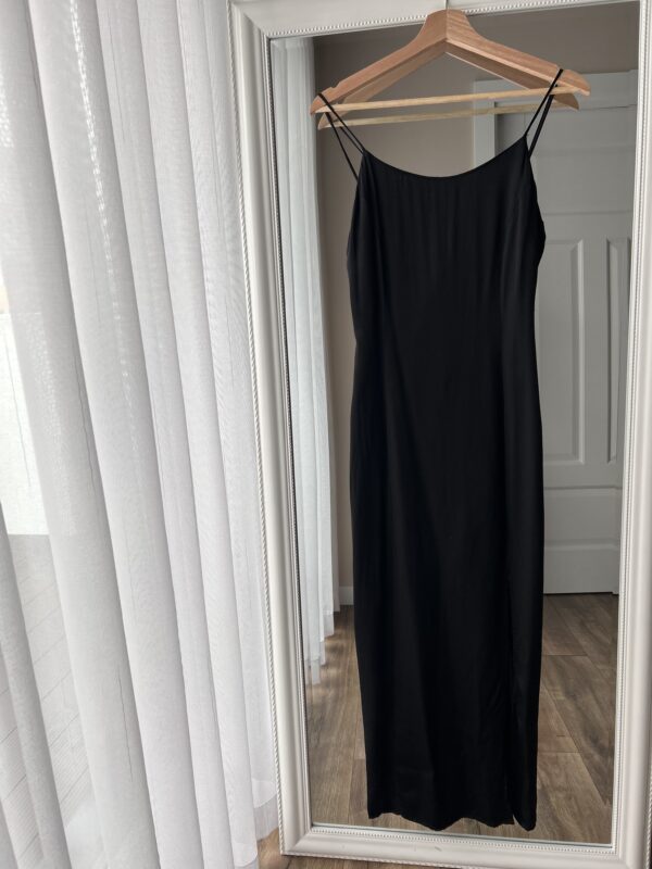 Czarna satynowa sukienka na ramiączka 36 S Reserved